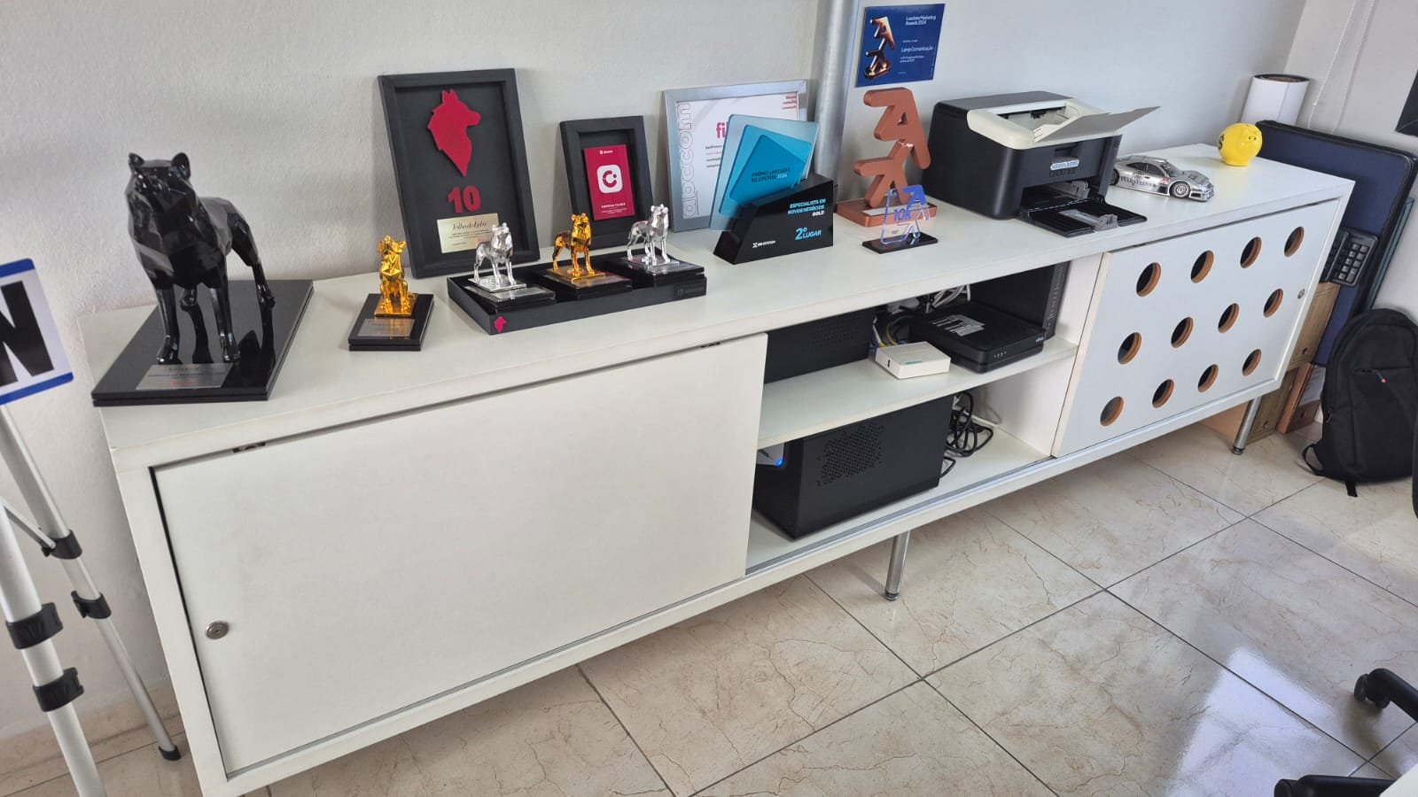Móvel rack branco para escritório