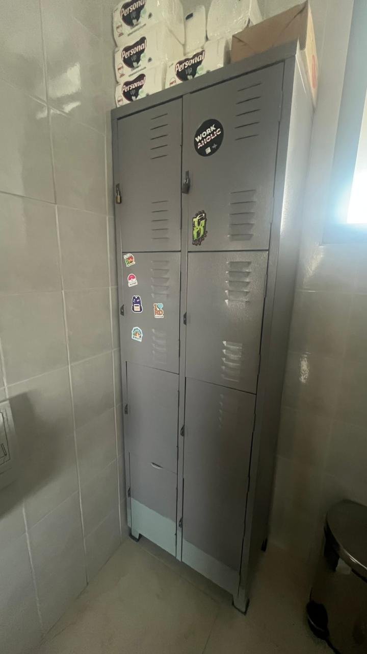 Roupeiro de aço com 8 portas