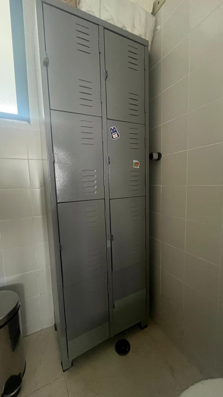 Roupeiro de aço visto de outro ângulo
